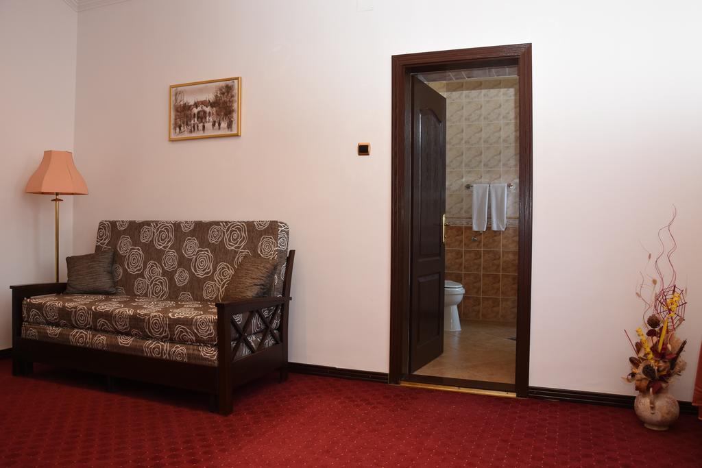 Guest House Vila Lujza Palic Bagian luar foto